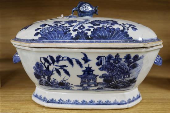 A Chinese export blue and white tureen and cover, Qianlong period, 35cm.
